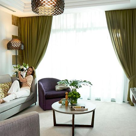 フレイザー プレイス ロバートソン ウォーク ホテル シンガポール エクステリア 写真 A living room in a hotel suite