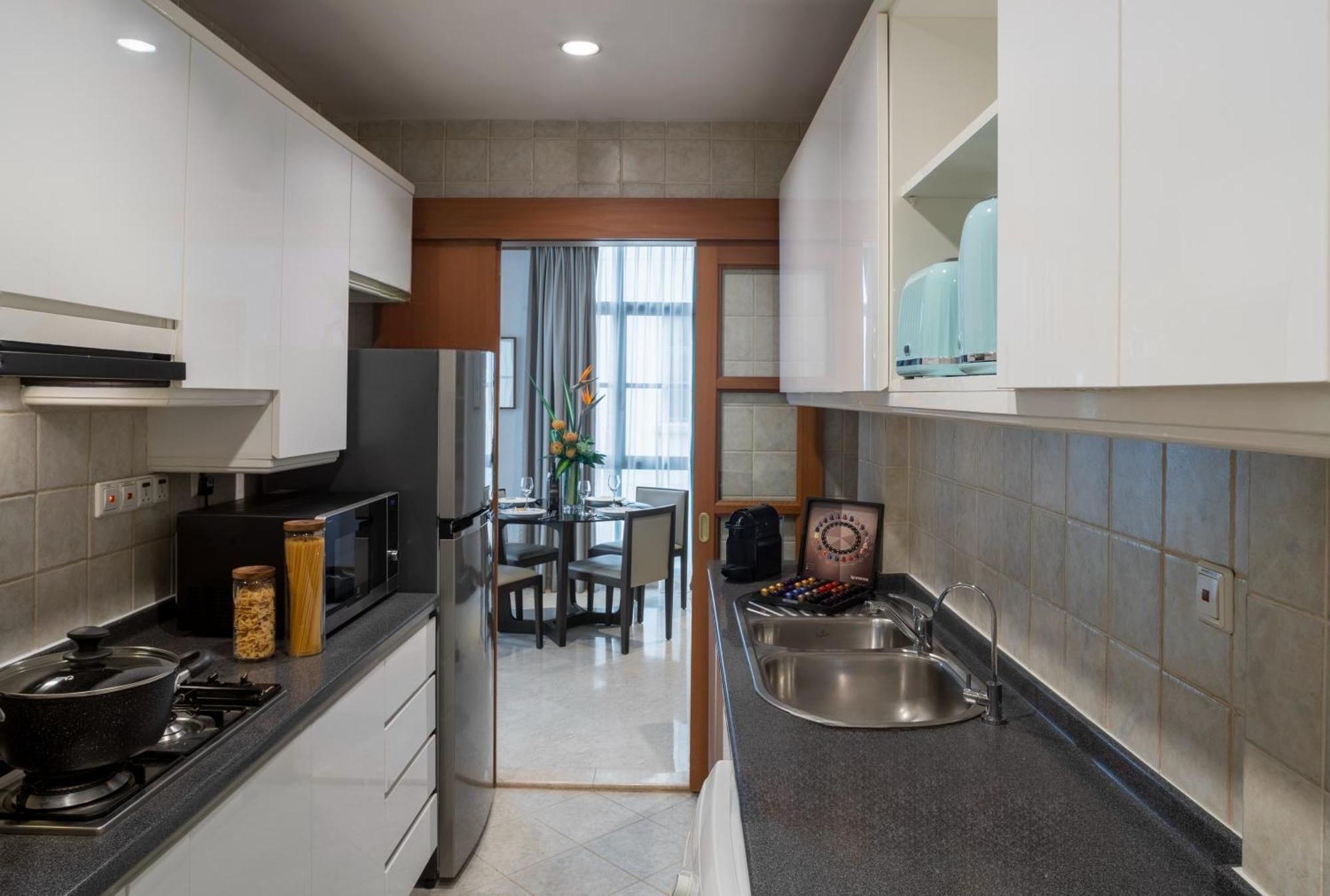 フレイザー プレイス ロバートソン ウォーク ホテル シンガポール エクステリア 写真 A typical kitchen in a condominium