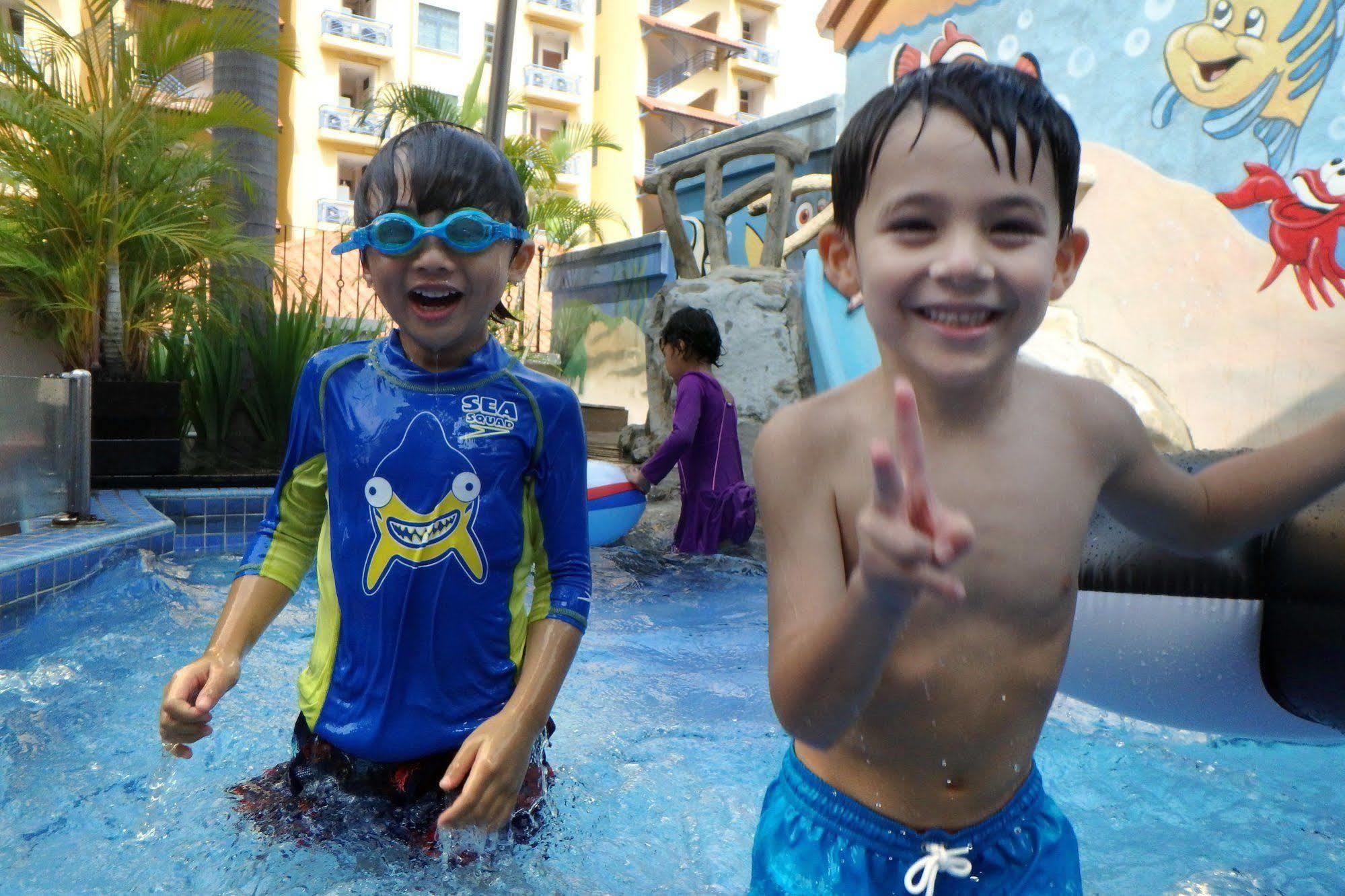 フレイザー プレイス ロバートソン ウォーク ホテル シンガポール エクステリア 写真 Children playing at the water park